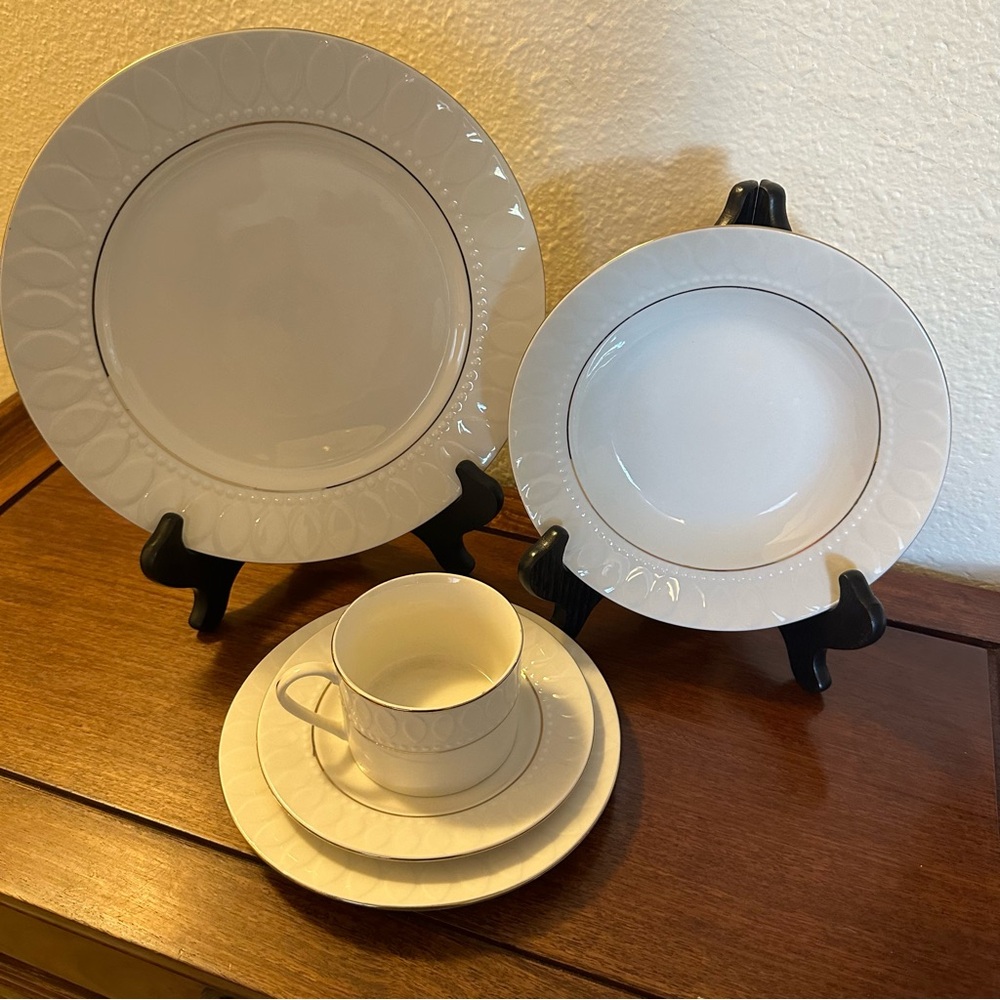 Gibson Heritage Gold Trim Dinnerware 10pc Set Serving for Two
